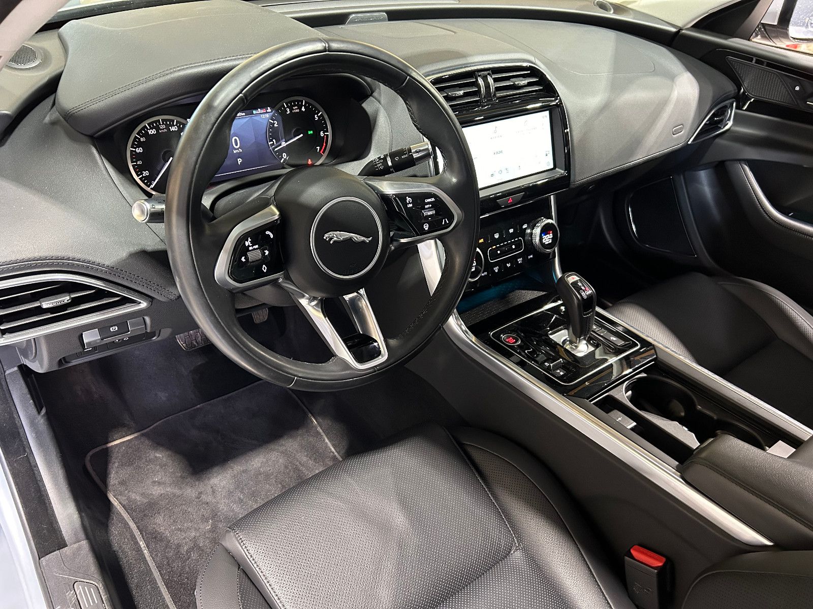 Fahrzeugabbildung Jaguar XE S/APPLE/KAMERA/SHZ/KLIMA/1.HAND