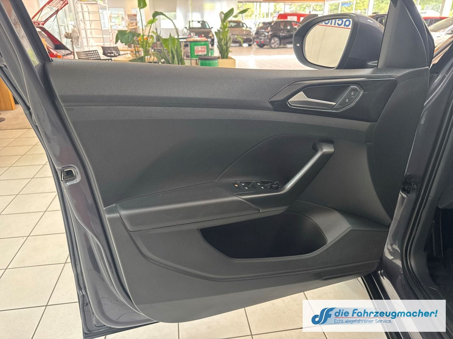Fahrzeugabbildung Volkswagen T-Cross 1.0 TSI 85 kW Life Digitales Cockpit LED