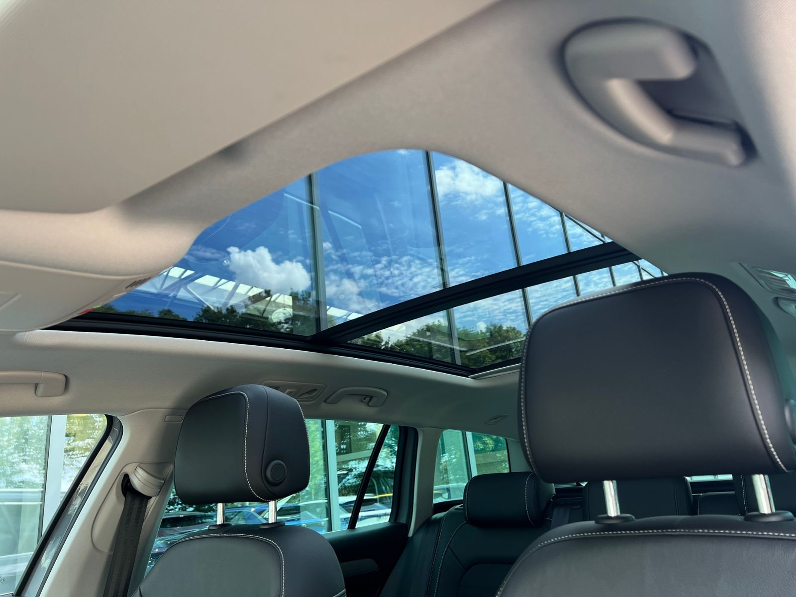 Fahrzeugabbildung Volkswagen Passat Variant Elegance 2.0 TDI DSG *AHK, IQ-Lig