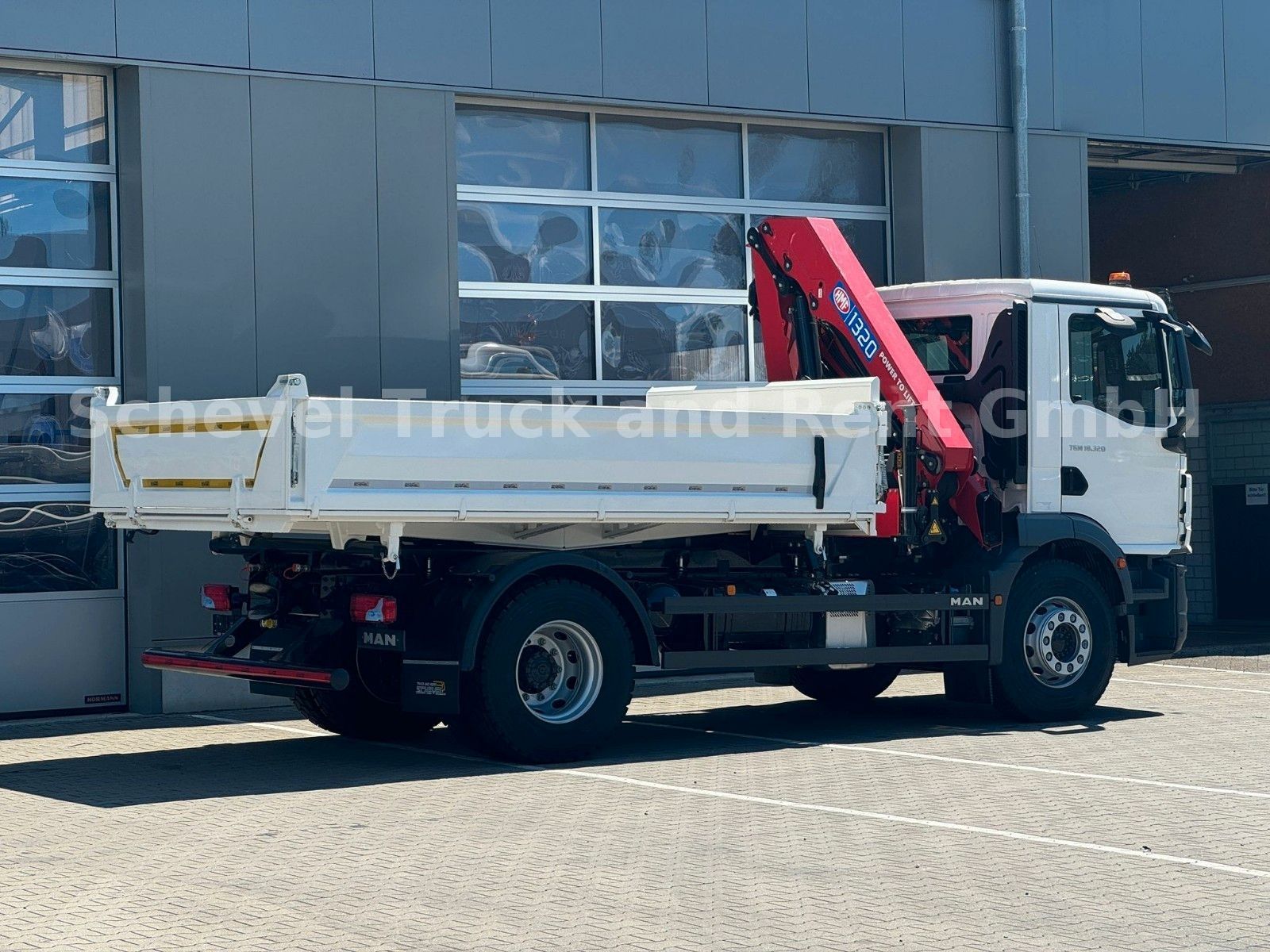 Fahrzeugabbildung MAN TGM 18.320 Dreiseitenkipper mit HMF 1320 K3 /4x2