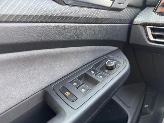 Golf 8 VIII R-Line 1.5 eTSI Navi ACC PDC v.+hi.