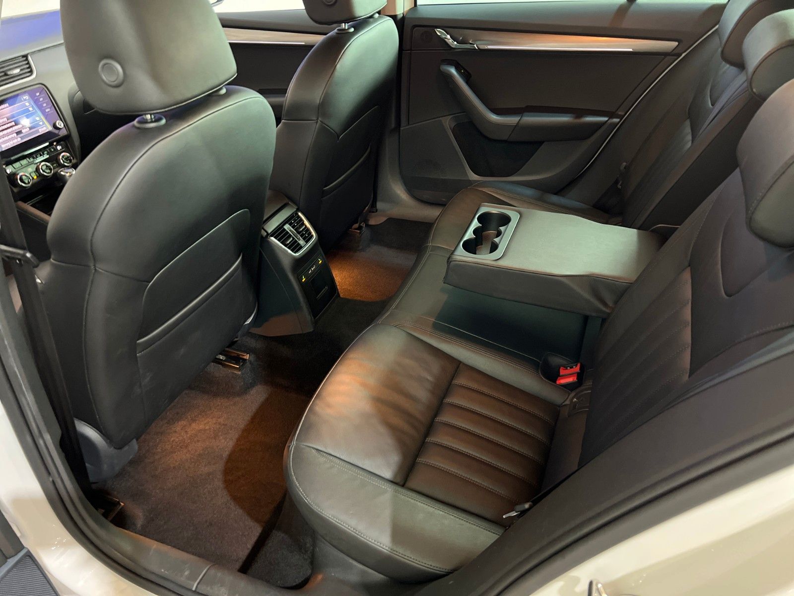 Fahrzeugabbildung SKODA Octavia Combi Premium Edition *Leder*Kamera*LED