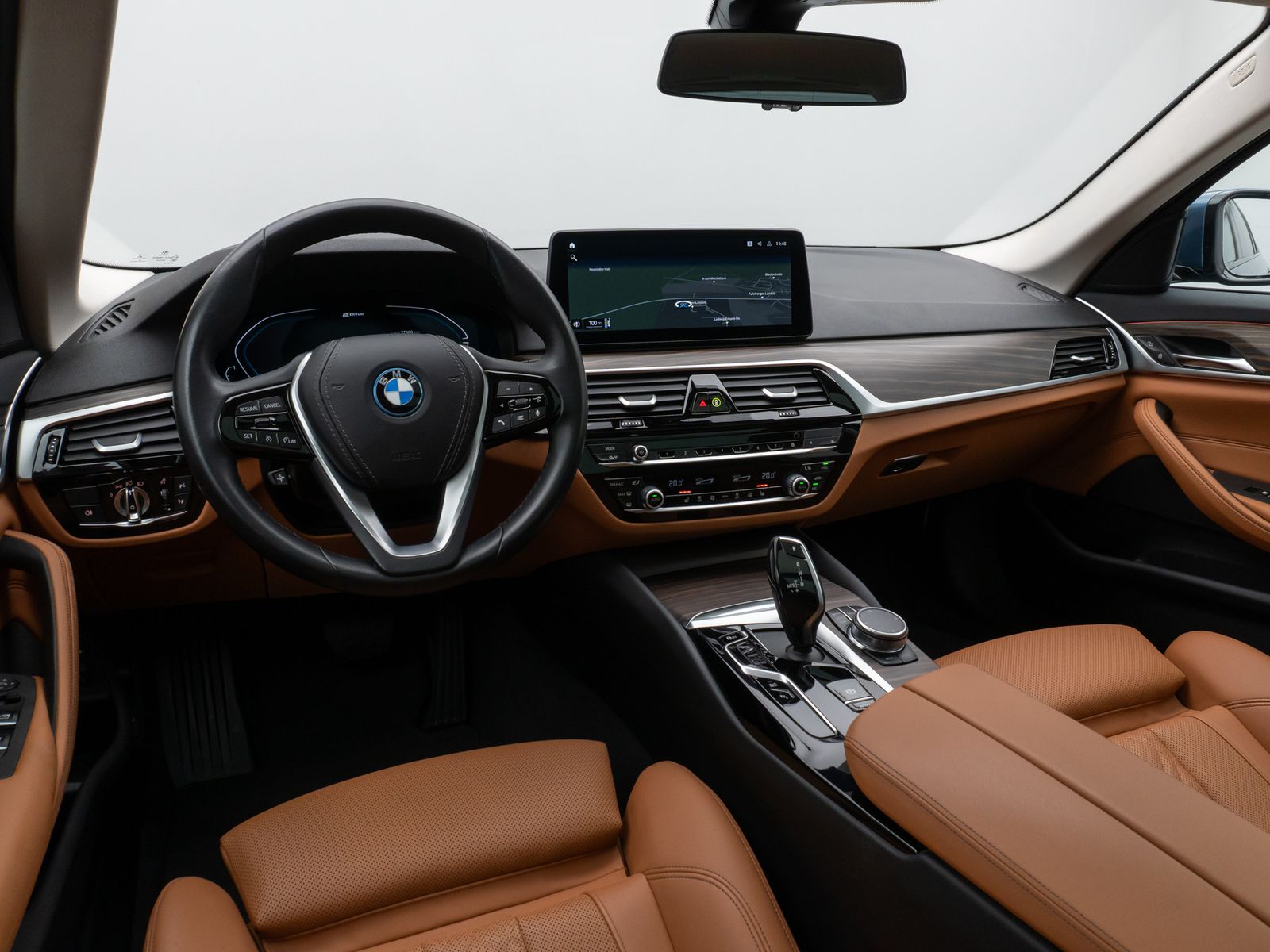 Fahrzeugabbildung BMW 530e Panorama Kamera HUD DAB HiFi Alarm Sport