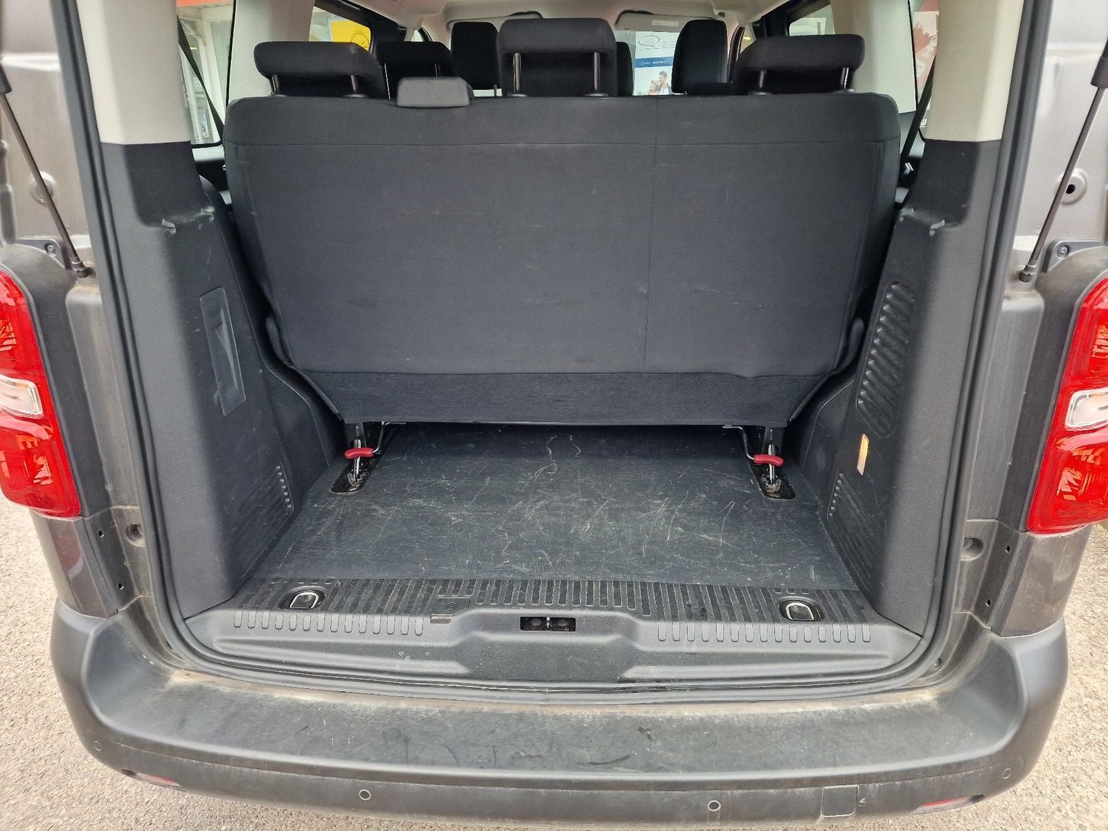 Fahrzeugabbildung Opel Vivaro Kombi M (L2)Navi,PDC,Klima v+h,9-Sitze