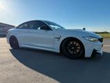 BMW M4 Coupé DKG MPerformance Edelweiss Unfallfrei - BMW: Coupe, Unfall