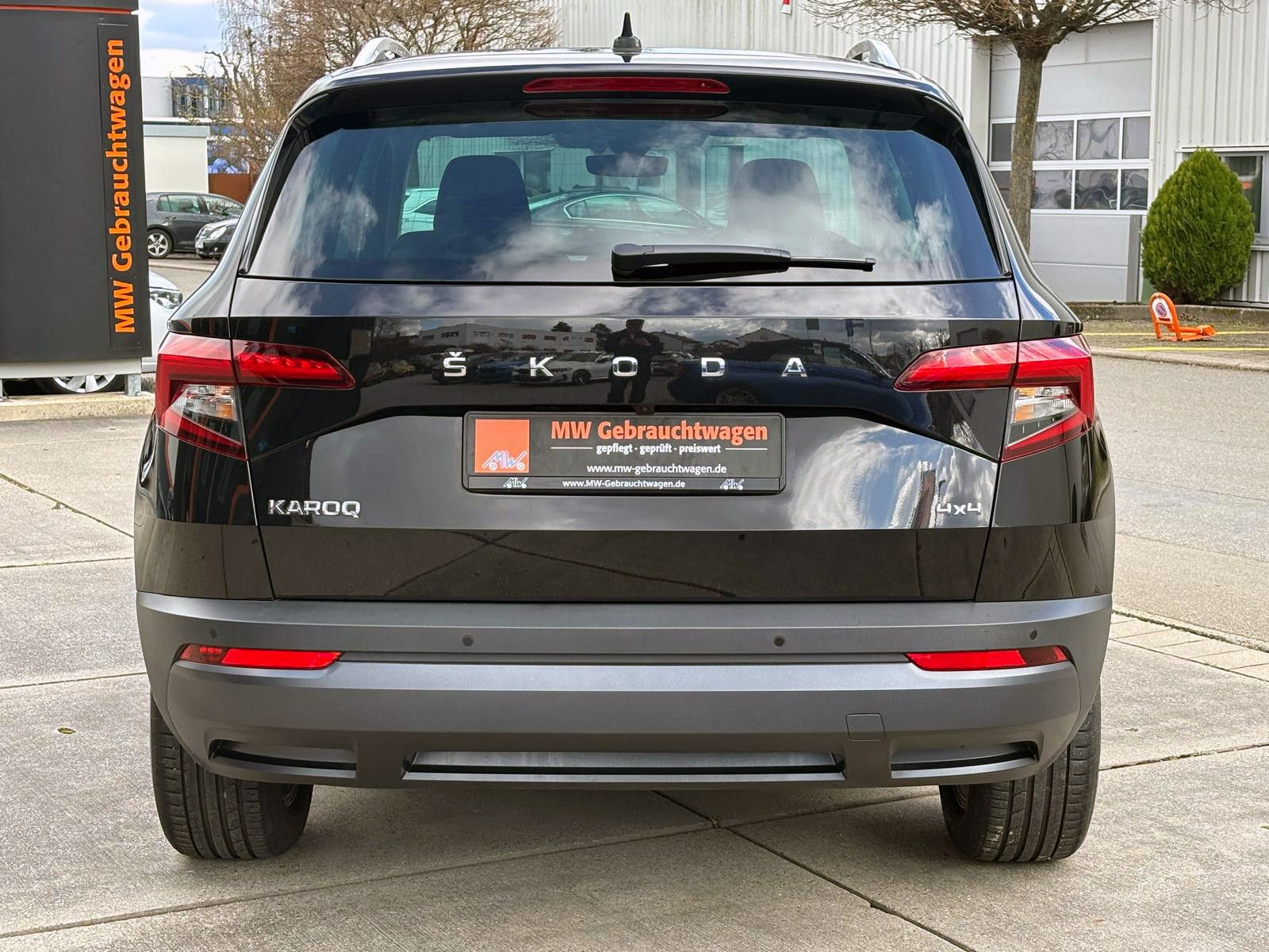 Fahrzeugabbildung SKODA Karoq 2.0TDI DSG 4x4 CLEVER LED ACC KAM AHK SHZ