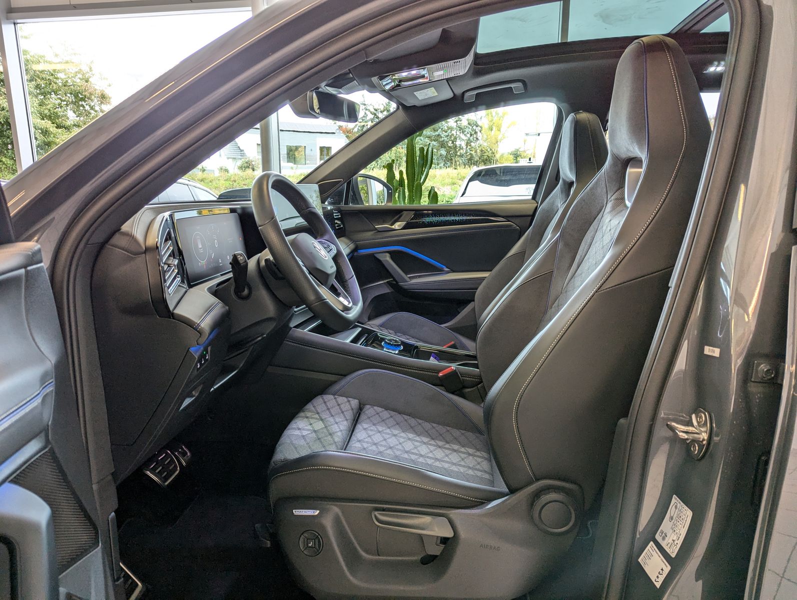 VW Tiguan 2.0TDI R-Line 4M Pano Black AHK Matrix 20 - Image 12