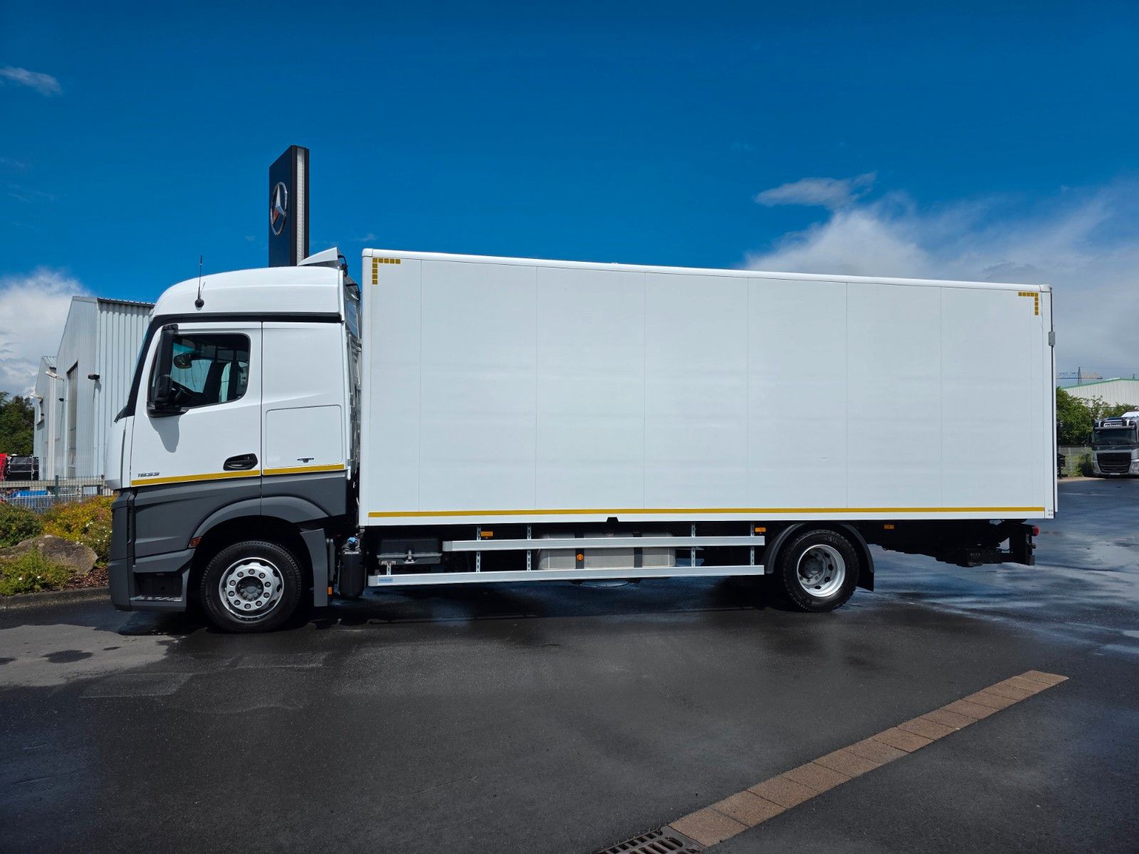 Fahrzeugabbildung Mercedes-Benz Actros 1833 L Retarder 2x Bett LBW Bär 1.500kg