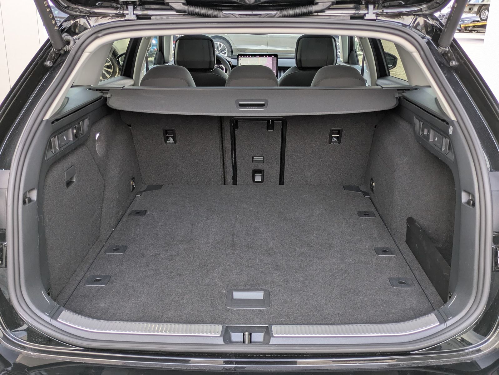 Fahrzeugabbildung SKODA Superb 2.0 TDI 4x4 Selection MATRIX*AHK*PANO*19"