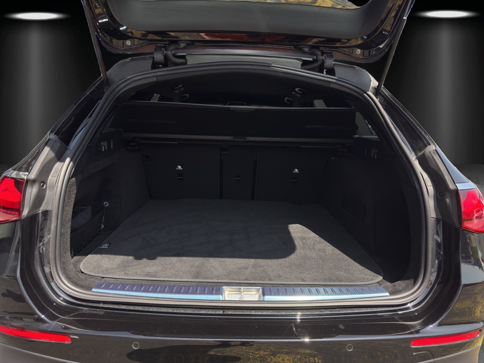 Fahrzeugabbildung Mercedes-Benz E220d T AMG Advanc+ AIRMATIC Burme AHK 20"DISTRO