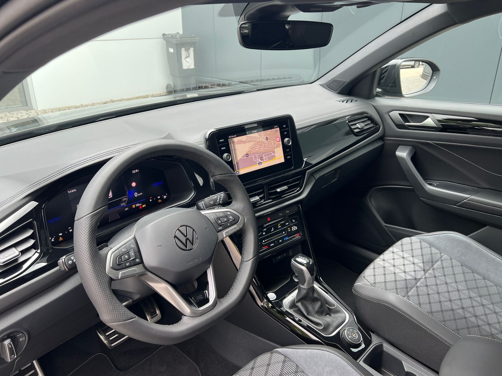 Fahrzeugabbildung Volkswagen T-Roc R-Line 2.0 TSI DSG 4MOTION *AHK, IQ.Light,
