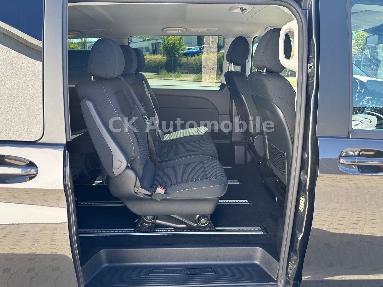 Fahrzeugabbildung Mercedes-Benz V 300d EDITION 4MATIC lang/7 Sitze/Navi/LED/AHK
