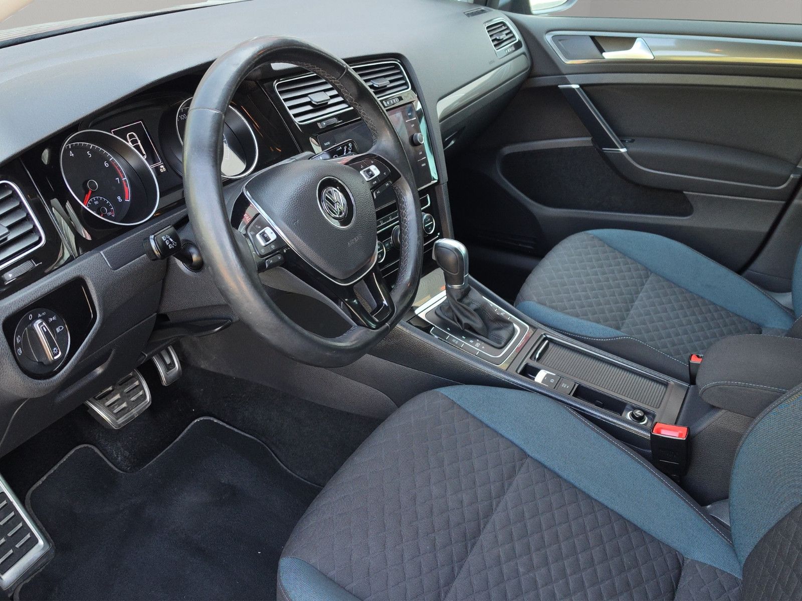 Fahrzeugabbildung Volkswagen Golf VII IQ.DRIVE Start-Stopp AUTOMATIK NAVI