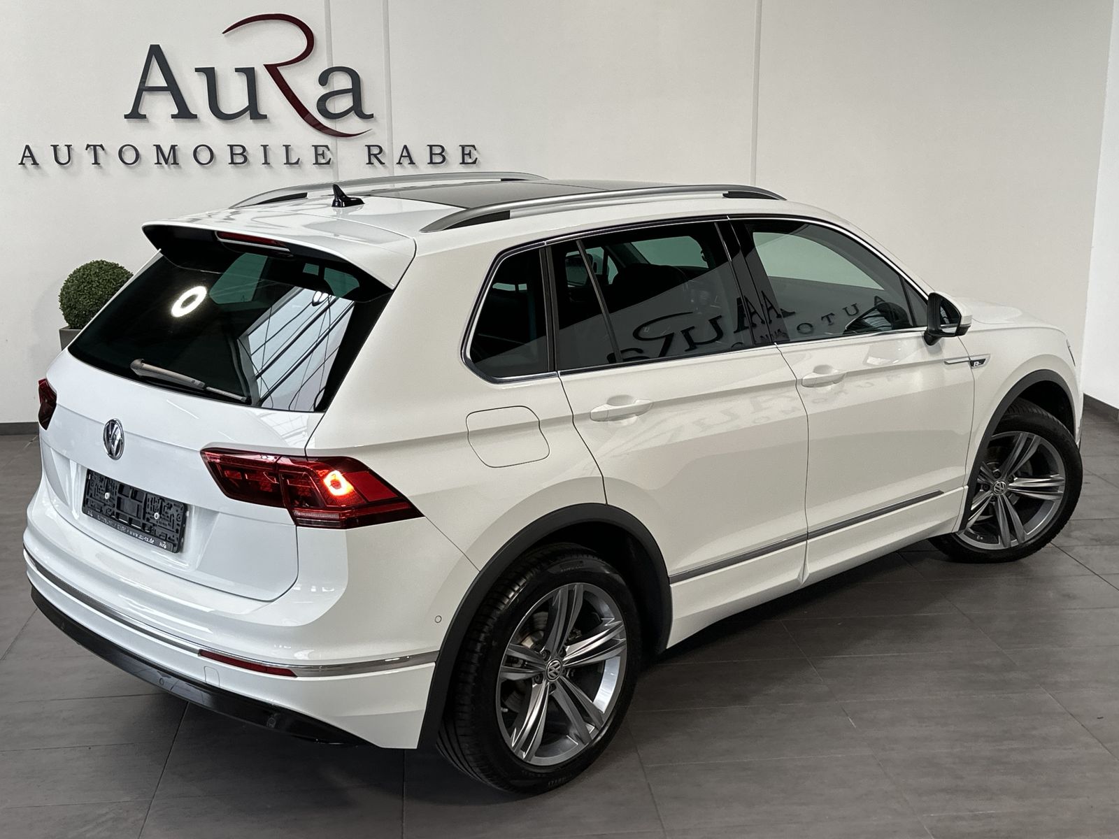 Fahrzeugabbildung Volkswagen Tiguan 2.0 TDI DSG R-Line NAV+LED+PANO+ACC+VCOCK