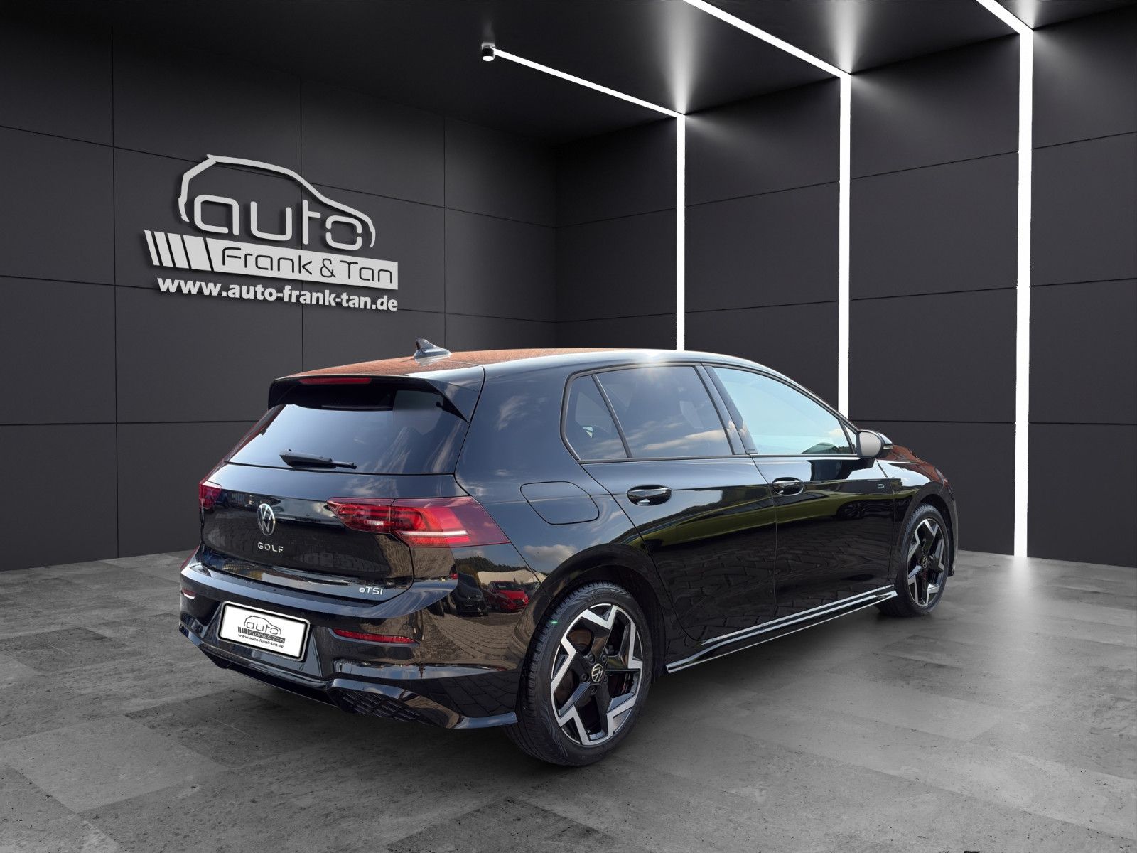 Fahrzeugabbildung Volkswagen Golf VIII R-Line/ACC/Navi/Ambiente/Apple CarPlay