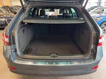 Skoda Superb Combi L&K *PANO*ACC*AHK*LEDER*NAVI*BI-XEN