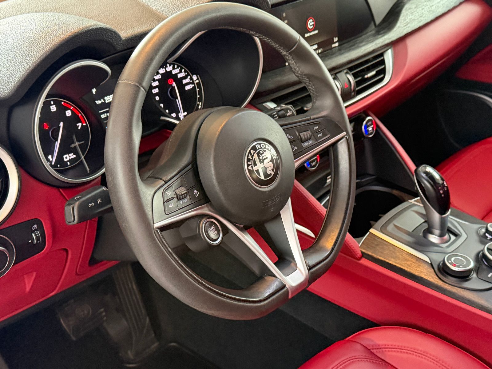 Fahrzeugabbildung Alfa Romeo Stelvio Super Q4/BI-XENON/PDC/AUTOMATIK/SPURHALT