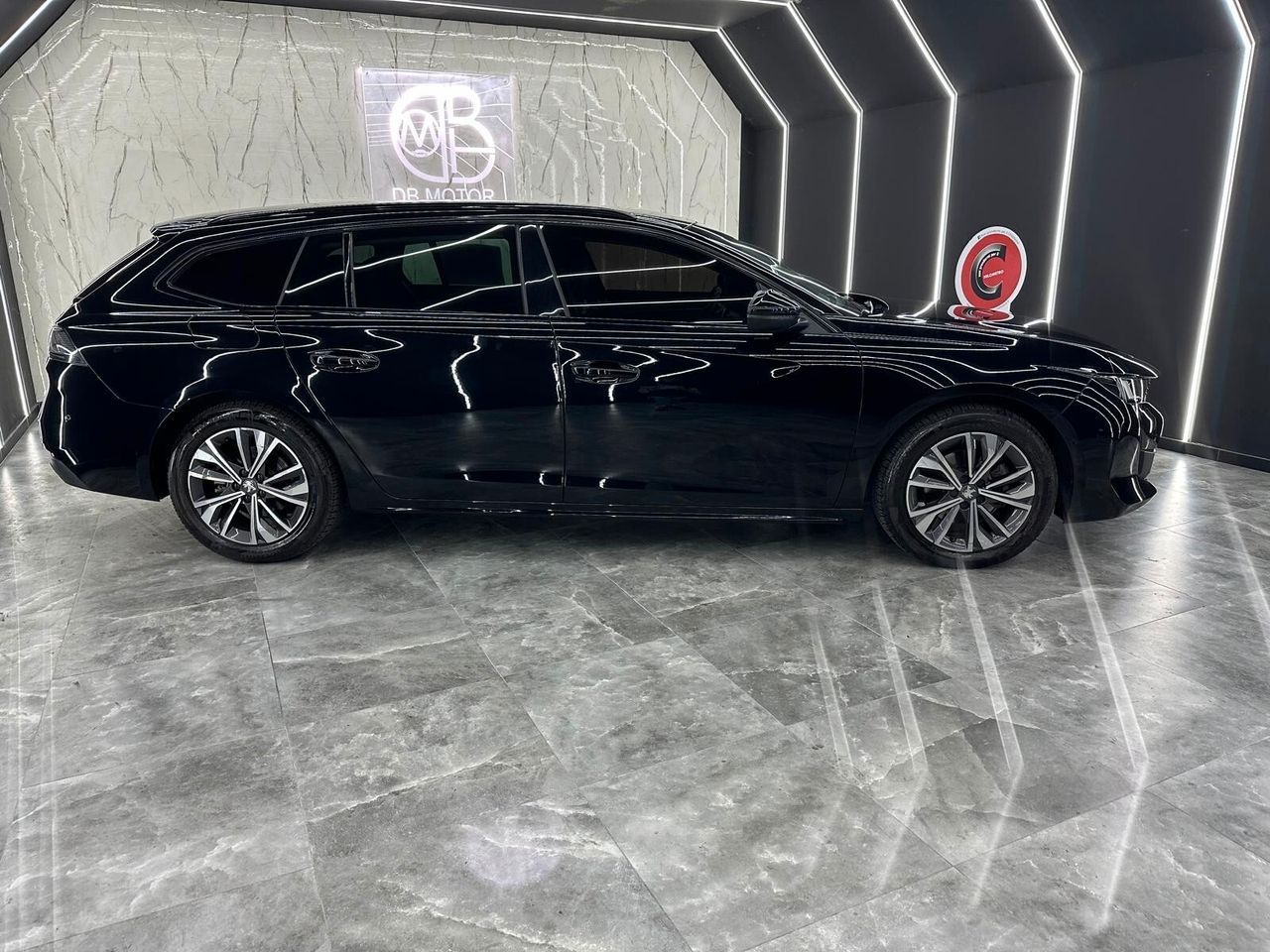 Peugeot 508 BlueHDi 130 Stop&Start EAT8 SW Allur imagem 3