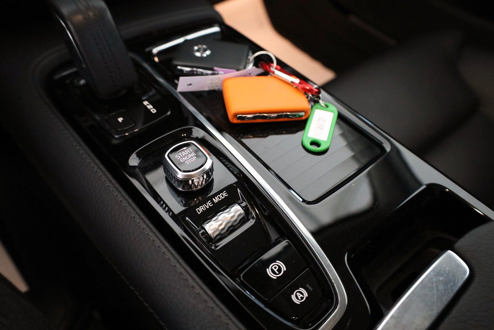 Fahrzeugabbildung Volvo V60 T6 AWD Inscription Expr. Leder,Navi,LED,SH