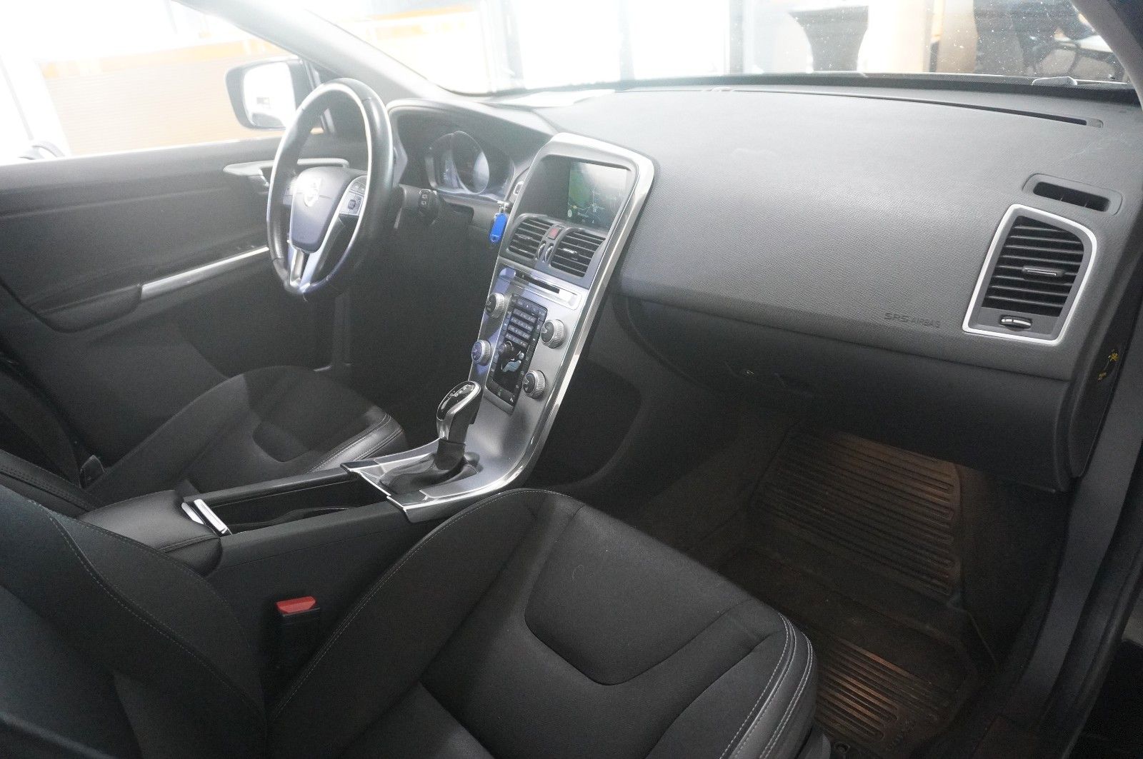 Fahrzeugabbildung Volvo XC 60 MOMENTUM 2WD NAVI/BI-XENON/SHZ/KAMERA/TEMP