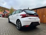 Hyundai i20 Intro Edition Mild-Hybrid wie NEU - Hyundai i20 Intro mit Benzin-Antrieb