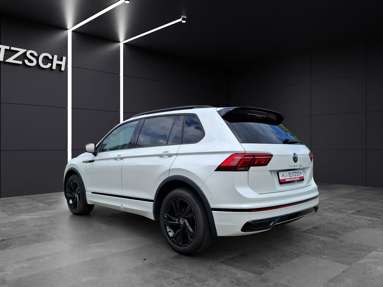 Fahrzeugabbildung Volkswagen Tiguan TSI R-Line DSG 4M Matrix AHK Navi AID ACC