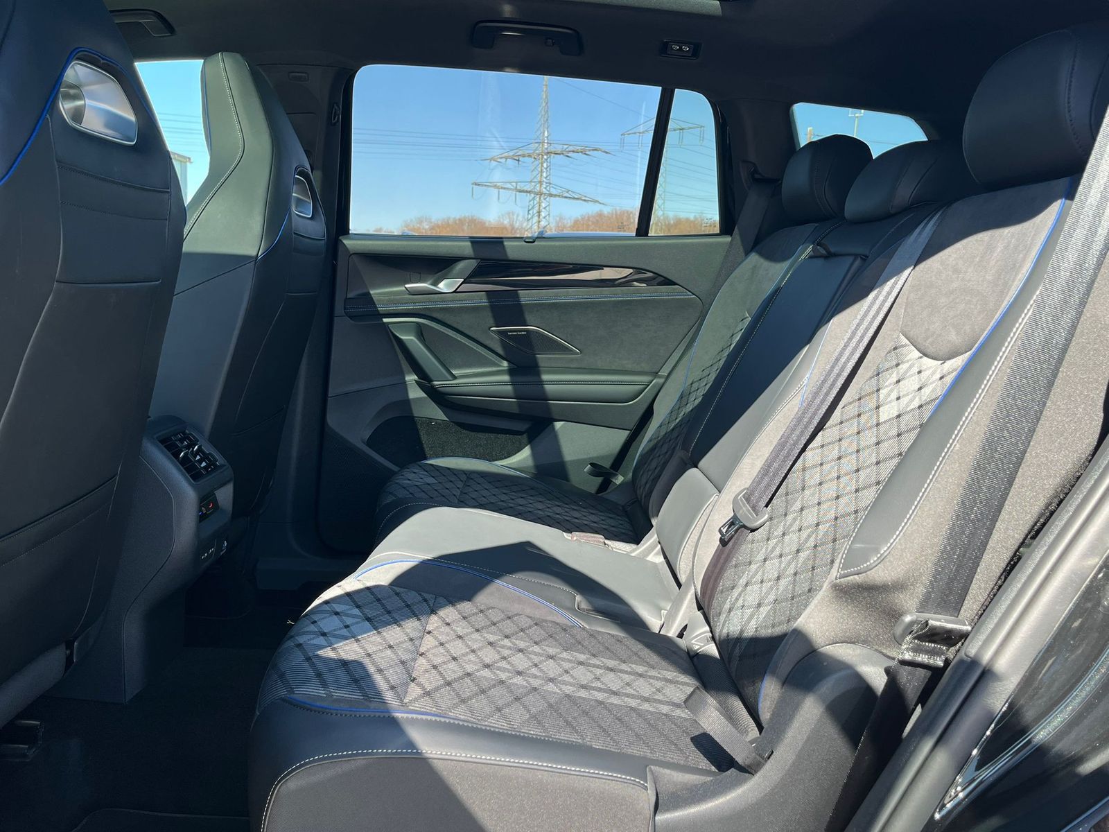 Image du véhicule Volkswagen Tayron 2.0 TDI 4M R-Line 7Si*MATRIX*AHK*PANO*HUD