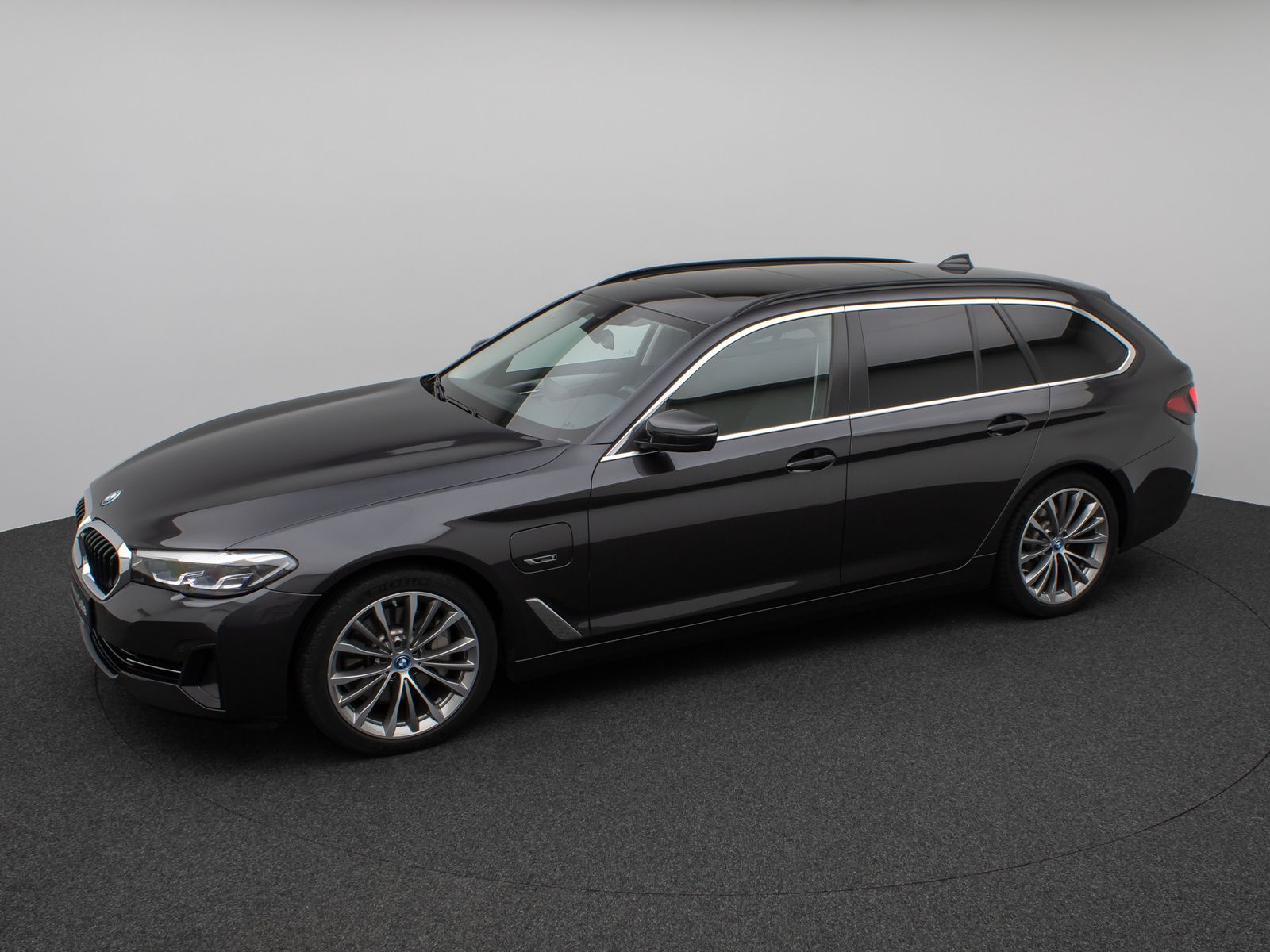 Fahrzeugabbildung BMW 530e xD Panorama DAB CockPitPro Alarm PDC 19Zoll