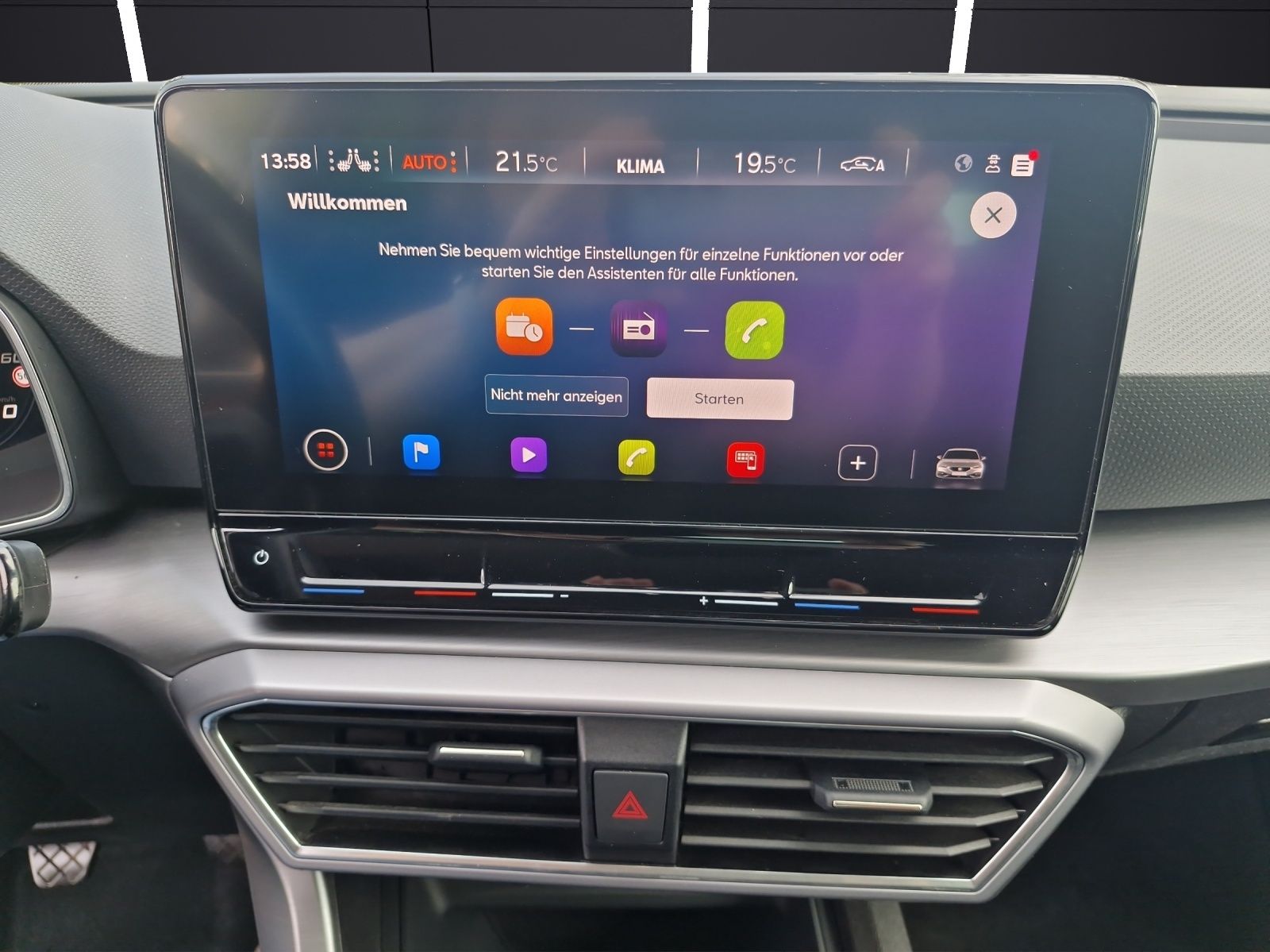 Fahrzeugabbildung SEAT Leon TSI FR LED Navi ACC Park-Assist SH LM ferti