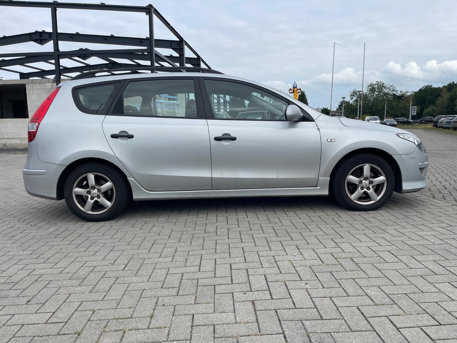 Hyundai i30 2010 — engine 1.582 cm³, 90 HP (66kW)