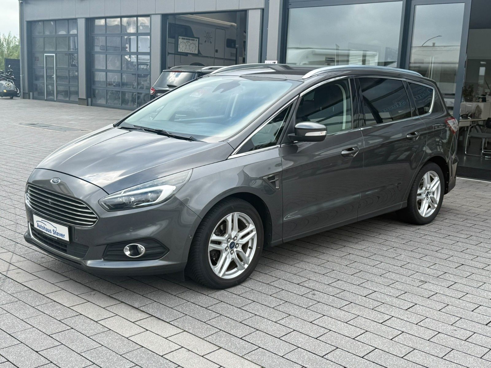 Fahrzeugabbildung Ford S-MAX Titanium 7 Sitzplätze