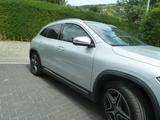 Mercedes-Benz GLA 250 4MATIC DCT - - silberne Mercedes-Benz GLA 250