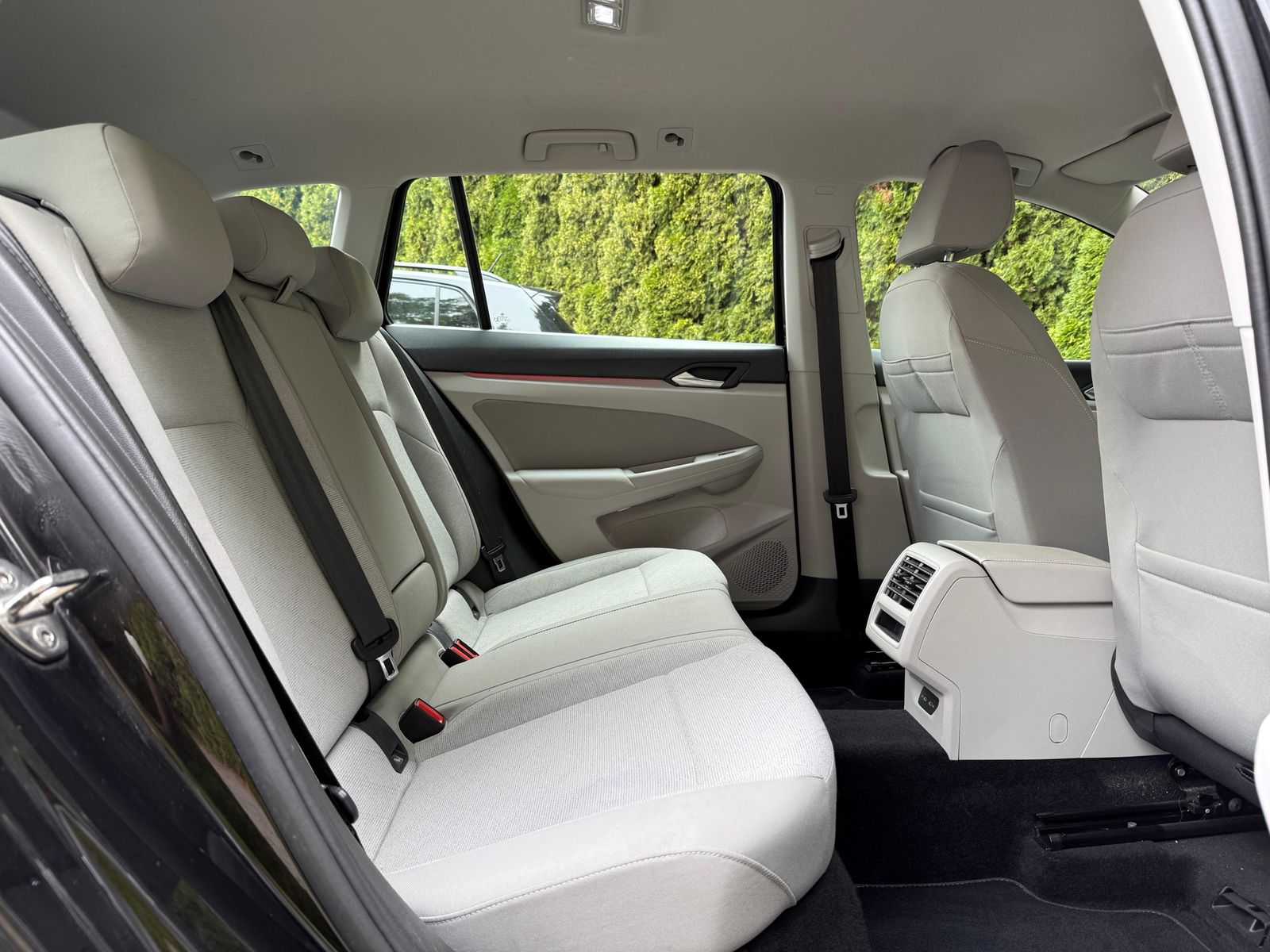 Fahrzeugabbildung Volkswagen Golf 2.0 TDI Life LED+NAVI+SHZ+AMBI+ACC+CARPLAY