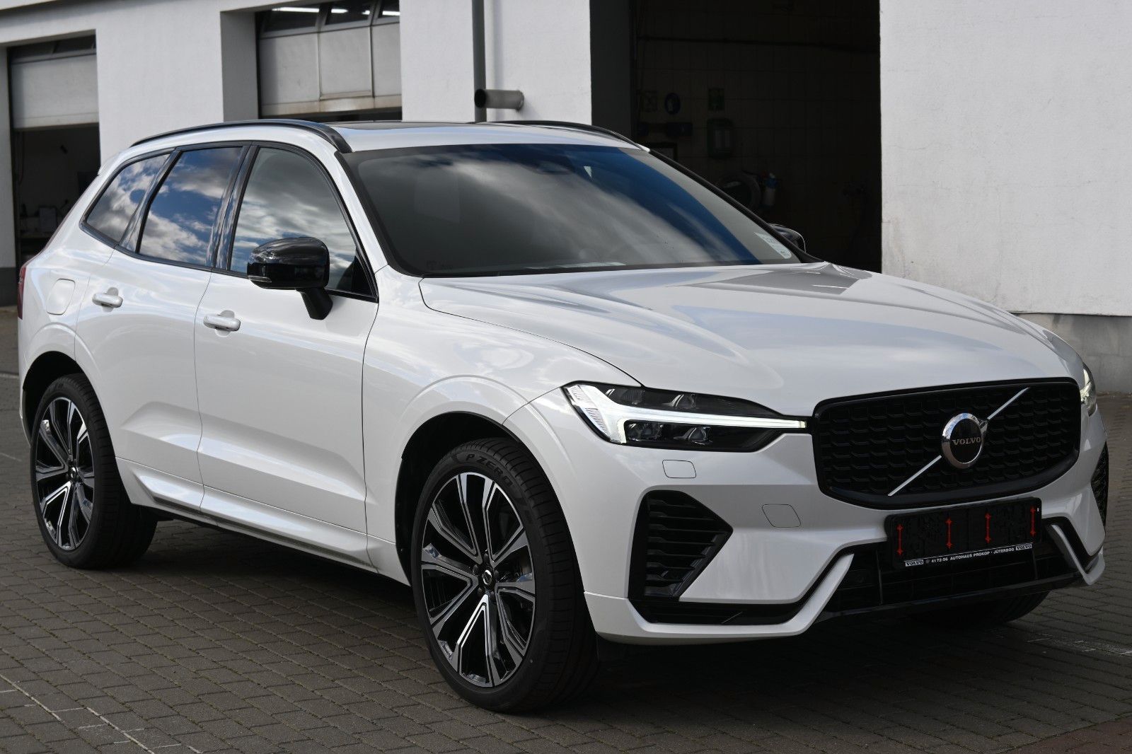 Fahrzeugabbildung Volvo XC60 T8 R Design PHEV MAPS*Luft*B&W*STHZG*HUD*