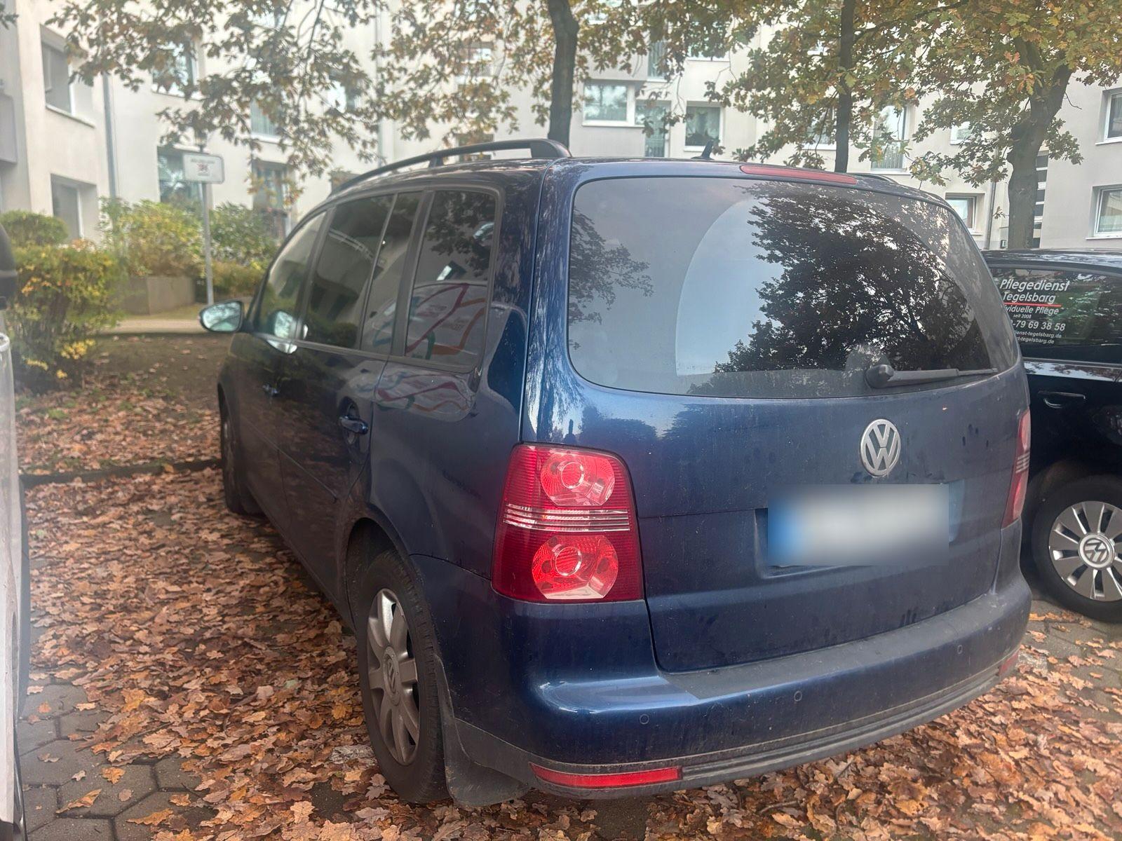 Volkswagen Touran 2010 — rear view