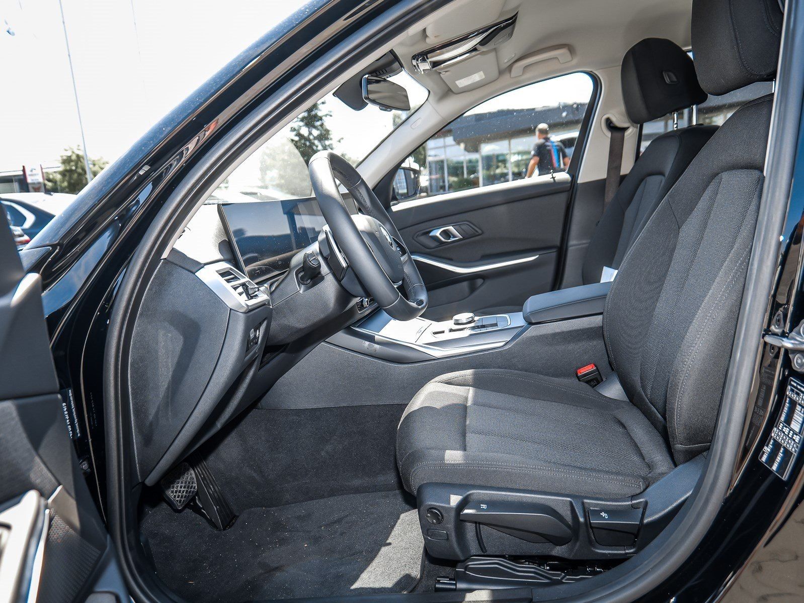 BMW 318i Touring RFK NAVI LED PDC V+H DAB Parkass. foto 5