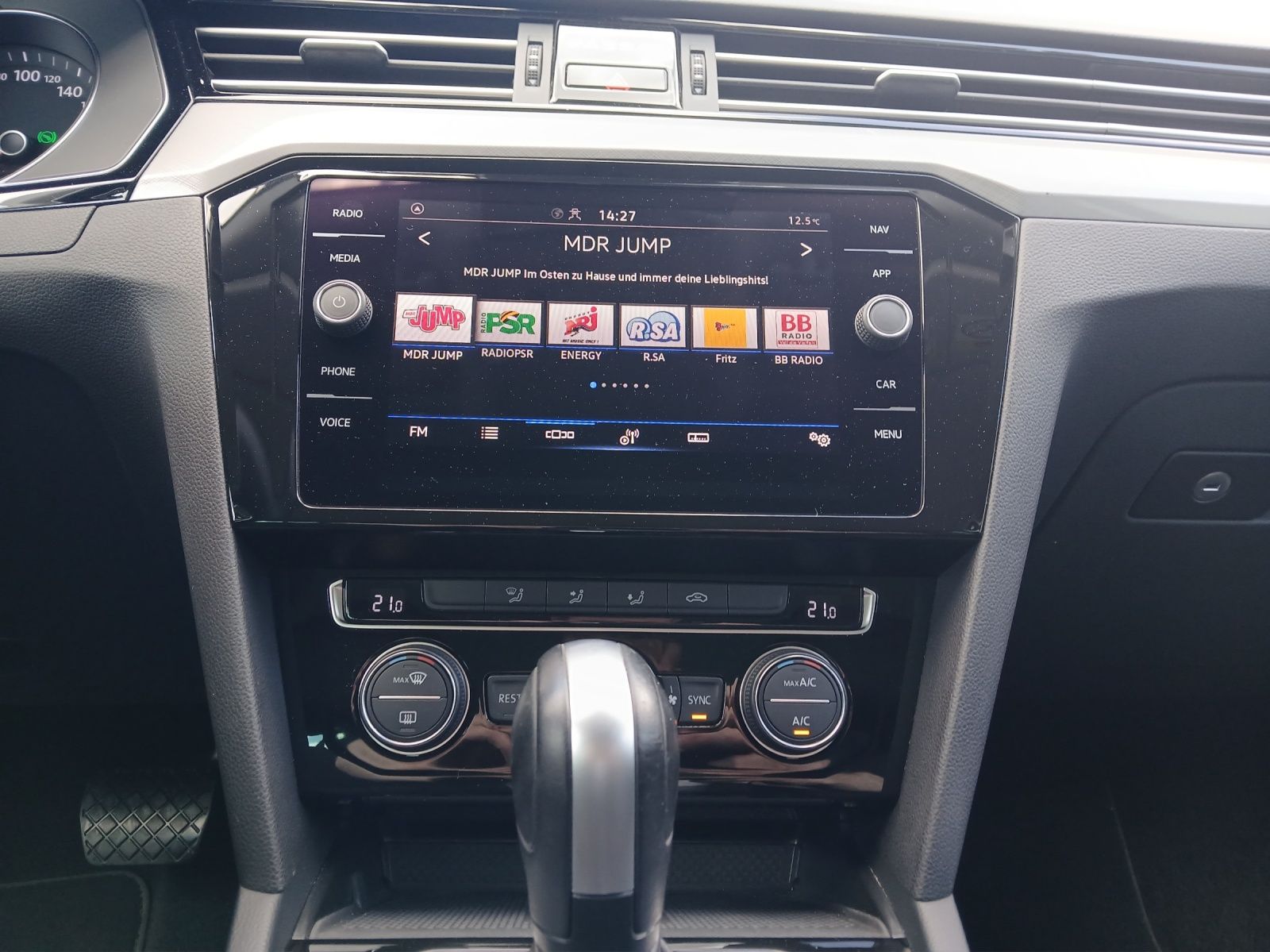 Fahrzeugabbildung Volkswagen Passat Variant TDI Business DSG LED AHK Navi ACC