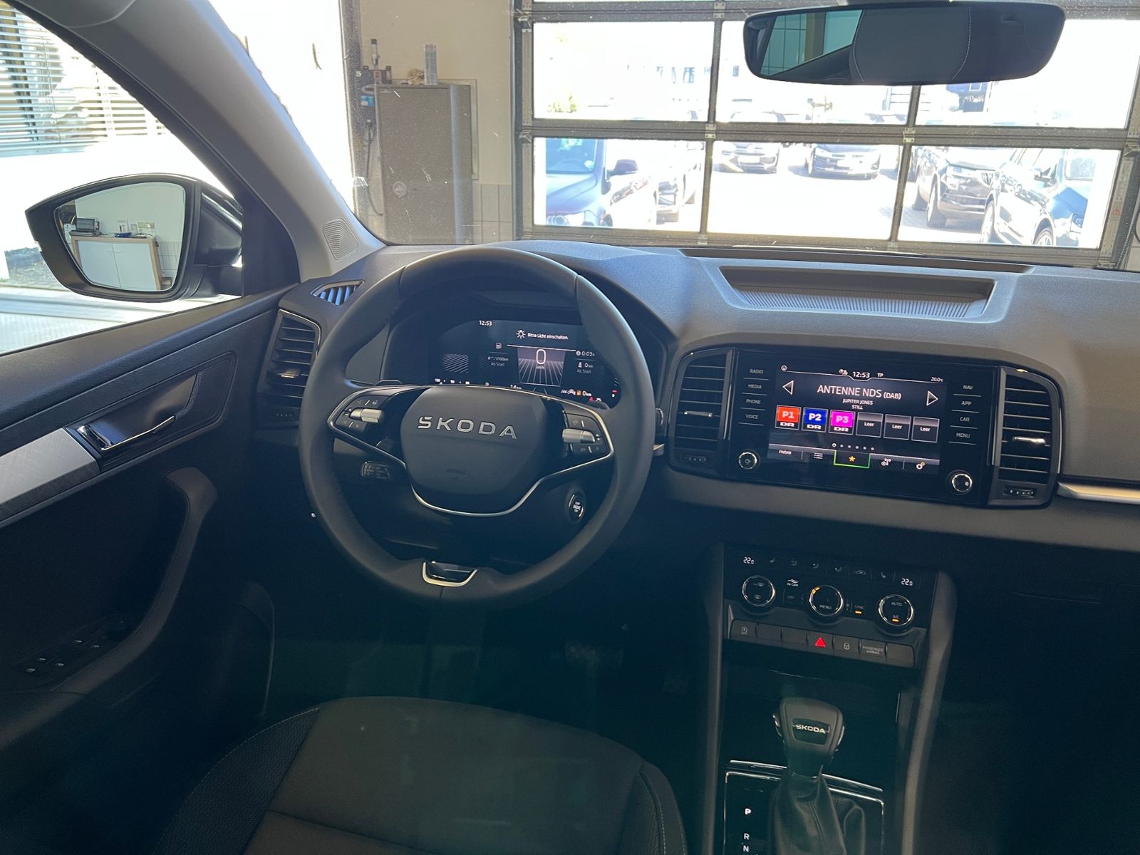 Fahrzeugabbildung SKODA Karoq Selection 1.5 TSI DSG *AHK, LED, 18"-LM*