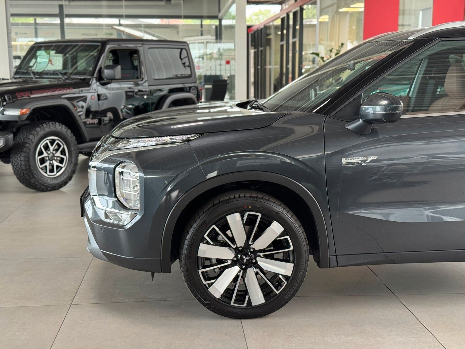 Fahrzeugabbildung Mitsubishi Outlander 2.4PLUG-IN HYBRID 4WD TOP Luxury-Paket