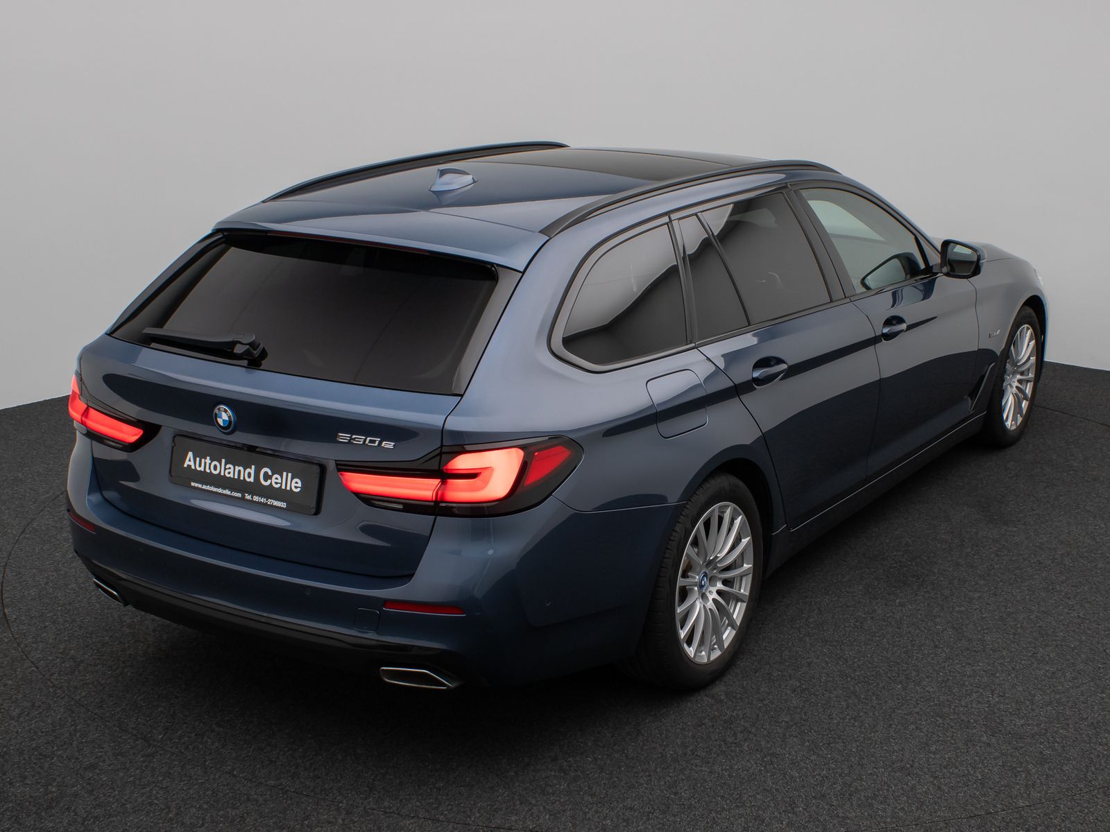 Fahrzeugabbildung BMW 530e Panorama Kamera HUD DAB HiFi Alarm Sport