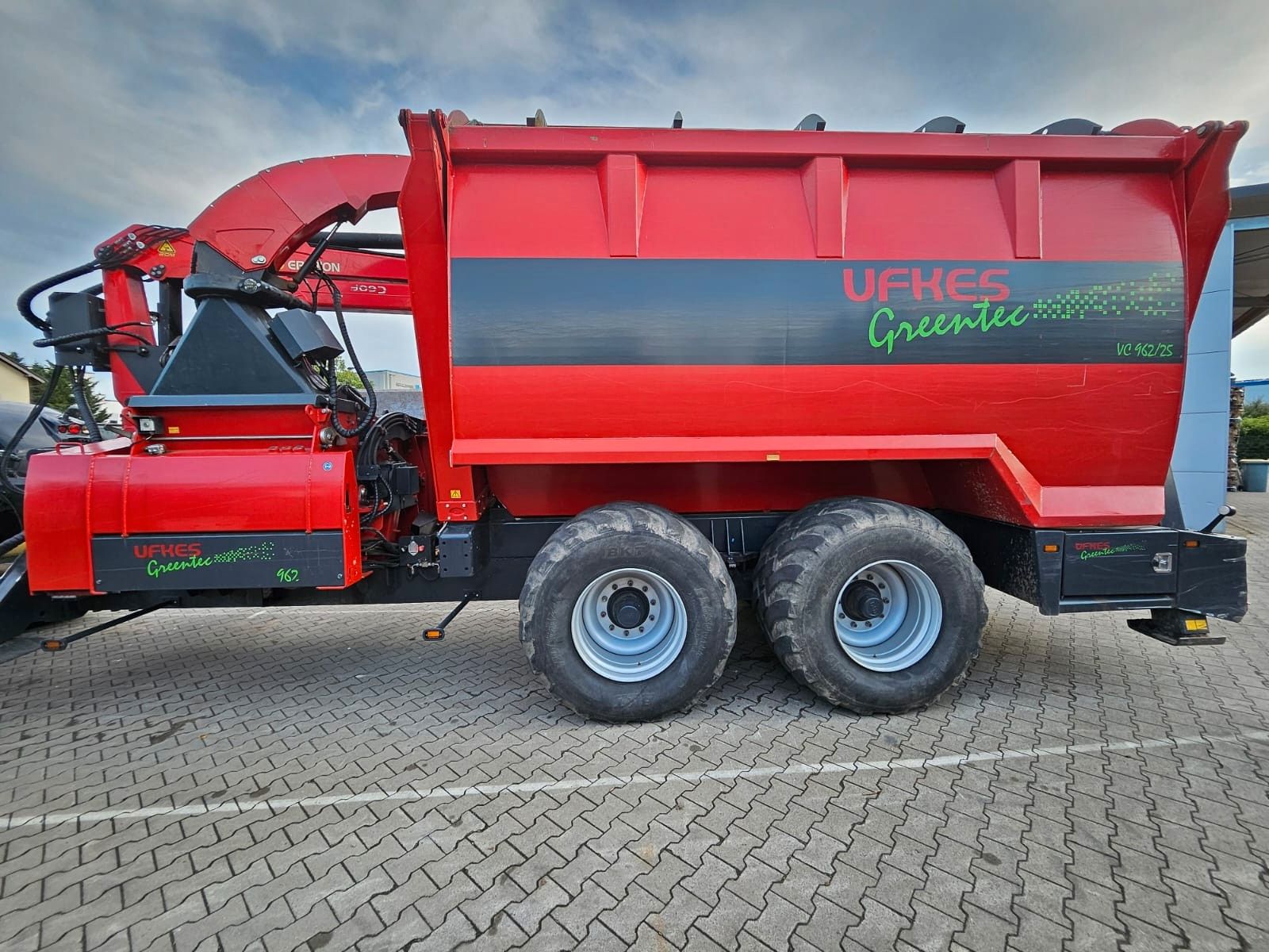 Fahrzeugabbildung Andere Ufkes 962/25 / Valtra S374 / nur: 1.980h!