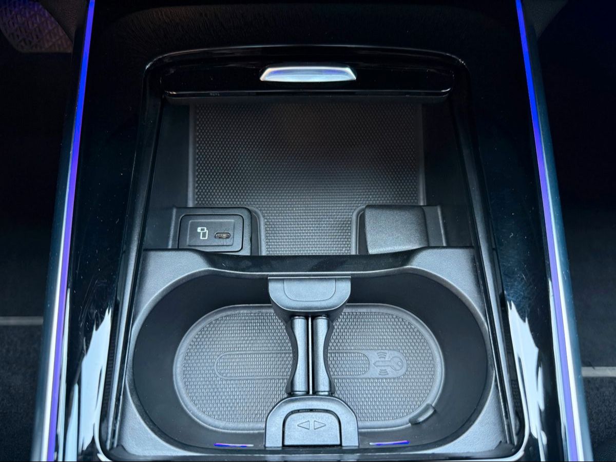 Fahrzeugabbildung Mercedes-Benz EQA 300 4M Progressive+Ambiente+RFK+19AMG+TotW