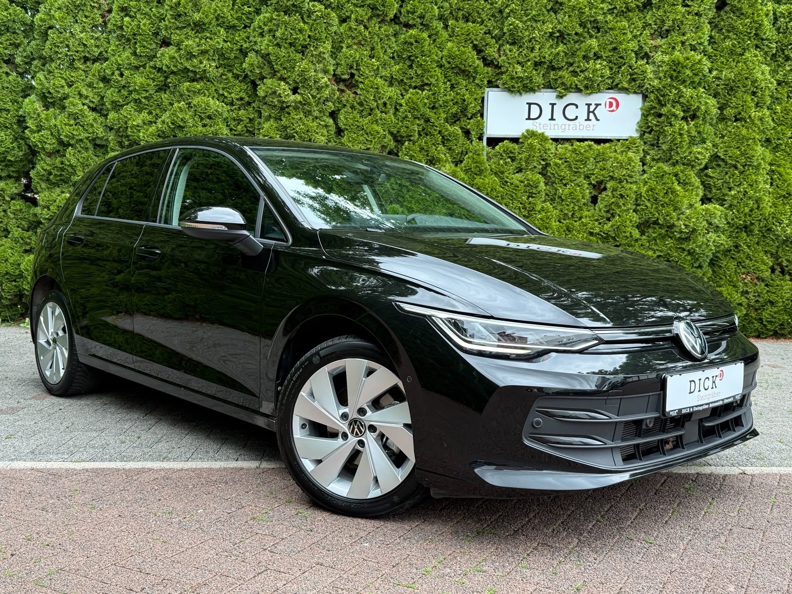 Fahrzeugabbildung Volkswagen Golf 2.0 TDI DSG LIFE LED+KAM+ACC+SHZ+CARPL+AMBI