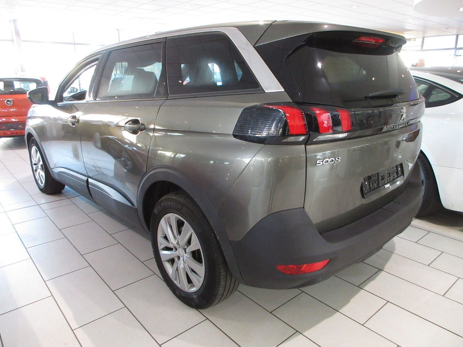 Fahrzeugabbildung Peugeot 5008 Active 1.2T LED/NAVI/PDC/TEMPOMAT