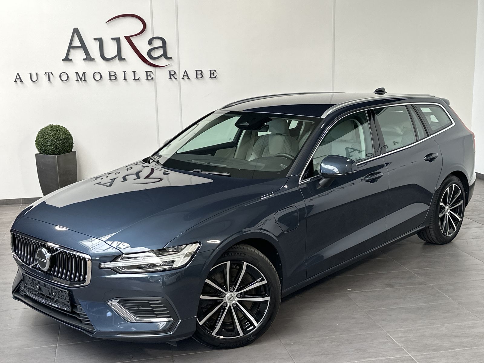 Fahrzeugabbildung Volvo V60 T6 AWD Recharge Core NAV+LED+ACC+STHZG+18ZO