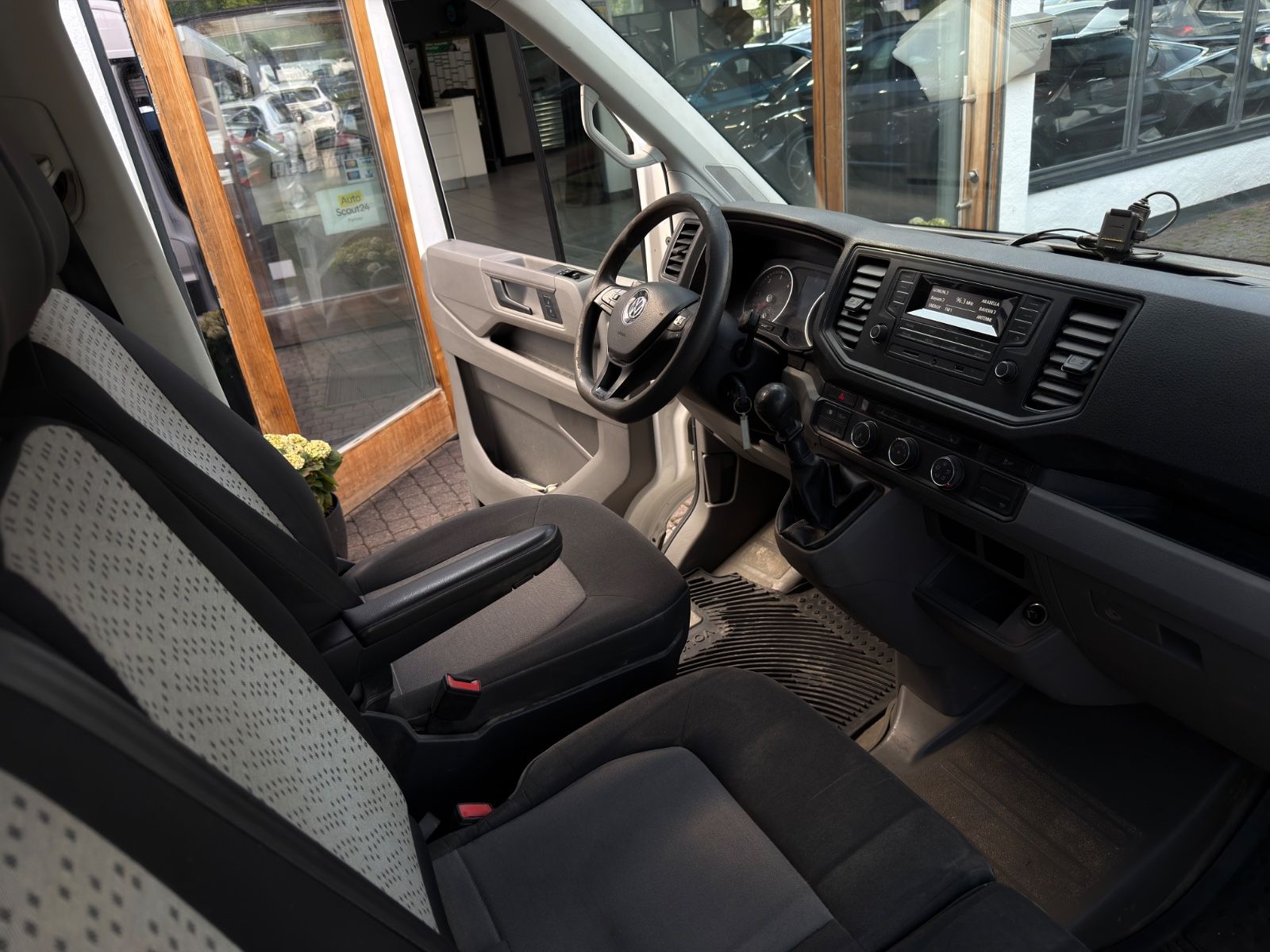 Fahrzeugabbildung Volkswagen Crafter Kasten 35 mittellang Hochdach|AHK|AUSBAU