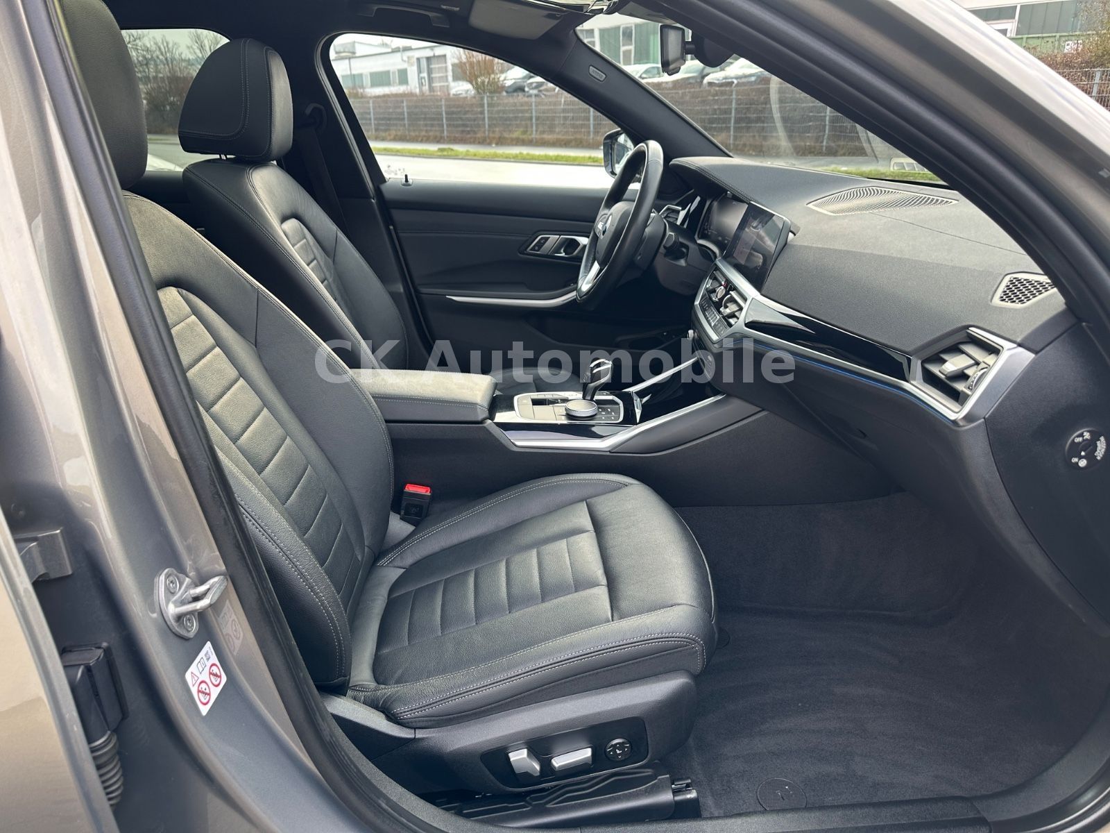 Fahrzeugabbildung BMW 330e Touring Luxury-Line/Leder/Head-Up/Pano/LED