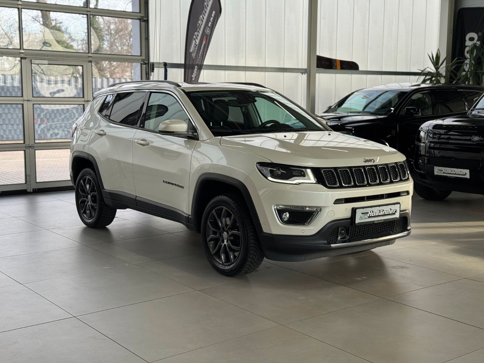 Fahrzeugabbildung Jeep Compass 1.4T Limited 4WD "Pano AHK Winterpaket"