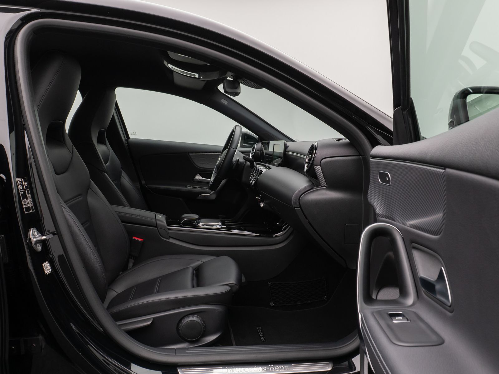 Fahrzeugabbildung Mercedes-Benz A 200 Navi PDC LED Sitzhzg Tempomat Sport 8fach