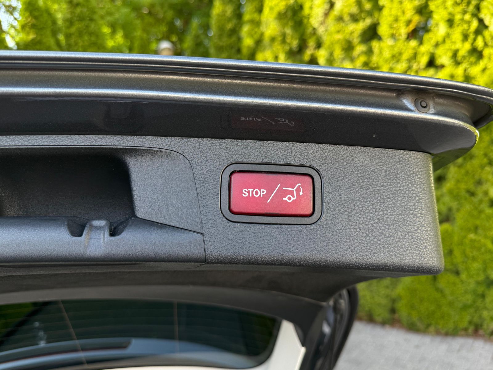 Fahrzeugabbildung Mercedes-Benz E 300 de T 9G NIGHT+LED+SHZ+KAM+AMBI+MBUX+PARK+